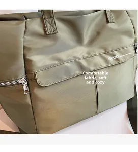 Gros plan sur la texture en nylon vert militaire et fermeture éclair du fourre-tout