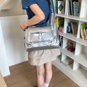 Detailansicht einer silbernen Umhängetasche mit Klappentasche für den täglichen Pendelverkehr