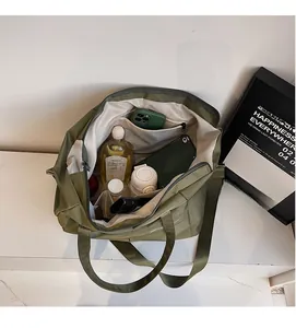 Détail de l'intérieur du grand sac cabas vert olive avec ses poches et compartiments