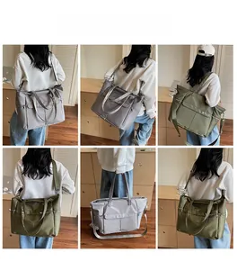 Plusieurs vues d'un grand sac cabas en nylon gris et vert olive sur un mannequin femme
