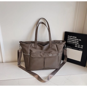 Détail du grand sac cabas en nylon marron avec poches zippées et bandoulière