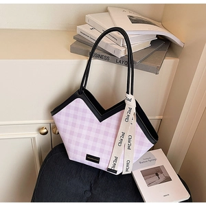 Detail der lila karierten Einkaufstasche mit V-Öffnung und Fashion & Bags Logo auf Stuhl