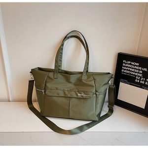 Détail macro du sac cabas en nylon vert militaire avec ferrures argentées et bandoulière