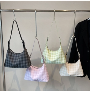 Détail de sacs sous le bras à carreaux vichy en gris, lilas, menthe et crème