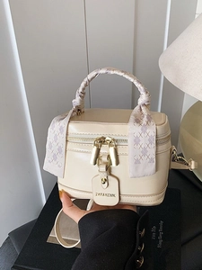 Sac à main boîte en cuir crème chic avec fermetures dorées et détail foulard en soie