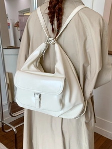 Vielseitiger cremeweißer Hobo-Rucksack aus Kunstleder mit silbernen Details und Trägern