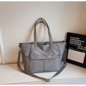 Détail du sac cabas gris avec large bandoulière amovible et poche de marque NOCO