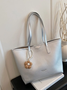 Sac fourre-tout argenté chic avec texture litchi et breloque fleur de perle élégante
