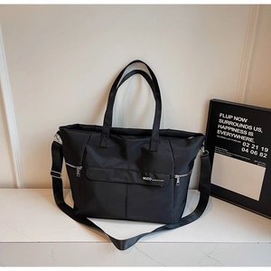 Détail du grand sac cabas noir avec logo NOCO et bandoulière réglable amovible