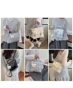 Collage de mini sacs à dos à carreaux en quatre couleurs portés par des mannequins