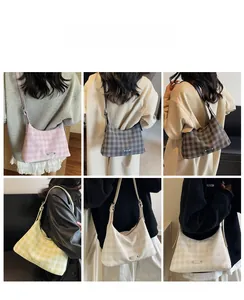 Collage de sacs hobo à carreaux en rose, gris, marron, vert et beige