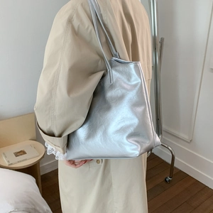 Bolso tote plateado con correas dobles finas y acabado de piel sintética texturizada