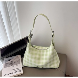Détail du sac hobo en toile à carreaux vert clair avec anneau et plaque de logo argent
