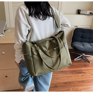 Détail du grand sac cabas en nylon vert olive avec fermetures éclair et bandoulière réglable