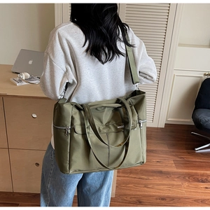 Sac fourre-tout en nylon vert olive avec bandoulière réglable et poche zippée devant
