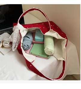 Intérieur spacieux du sac fourre-tout en toile rouge avec parapluie et tablette inclus