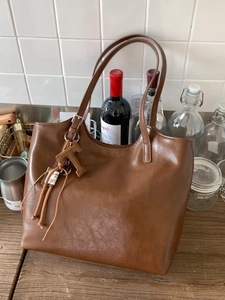 Bolso tote marrón vintage con colgante en T y borlas para uso diario y universidad