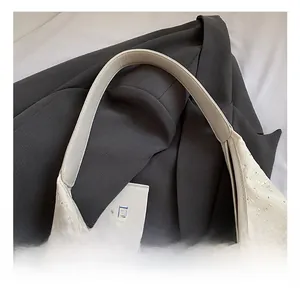 Détail de la bandoulière confortable en similicuir sur le sac cabas en dentelle fleurie