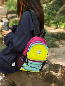 Sac à dos de randonnée coloré pour femmes avec sangles durables et poches latérales en filet