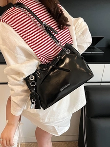 Borsa sottobraccio nera lucida con fiocco decorativo e dettaglio lucchetto argento