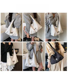 Vues détaillées du grand sac hobo pour femme avec strass et breloque papillon
