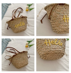 Vue détaillée du sac cabas en paille tissée avec broderie Hello et anses en cuir