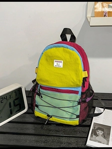 Sac à dos coloré en nylon avec compartiments spacieux et cordon de serrage frontal