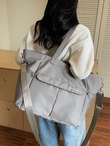 Grand sac fourre-tout gris avec bandoulière réglable et détail du logo NOCO
