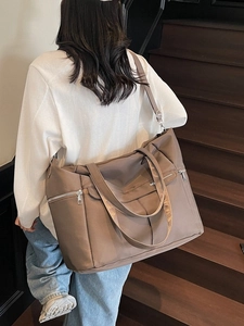 Grand sac fourre-tout de voyage marron café en nylon avec bandoulière amovible