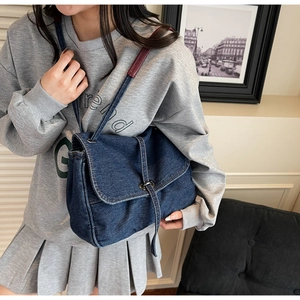 Sac à bandoulière en denim vintage avec boucle en métal et garniture en cuir bordeaux