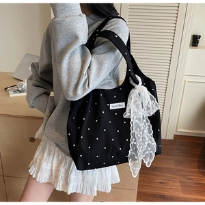 Sac fourre-tout en toile florale avec un nœud en dentelle blanche en décor quotidien