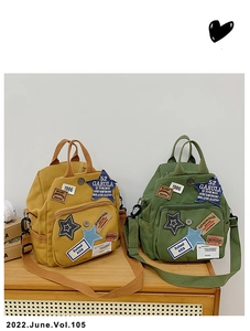 Detail von Vintage-Canvas-Taschen mit Stickereien, Doppelgriffen und Riemen