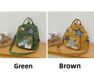 Detail eines Vintage-Leinwand-Rucksacks mit Retro-Stickereien und Doppelgriff-Design