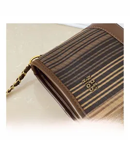 Détail du sac cabas vintage en tissu à rayures brunes avec bandoulière chaîne
