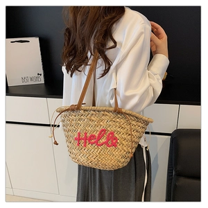 Détail du sac cabas en paille avec broderie Hello rose et anses en cuir véritable