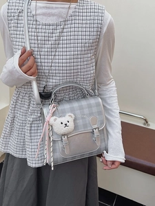 Sac bandoulière à carreaux gris argenté avec boucle et accessoire ours en peluche