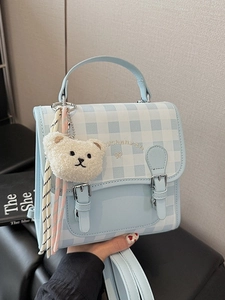 Mini sac à dos à carreaux bleu clair et blanc avec pendentif ours pour femmes élégantes