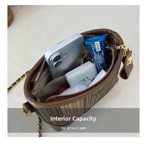 Vue détaillée de la grande capacité intérieure du sac seau matelassé marron avec fermeture