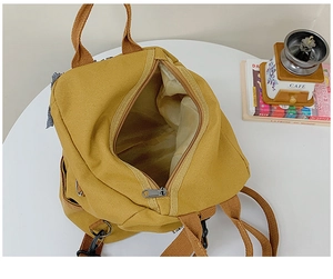 Detailansicht des senfgelben Canvas-Rucksacks mit großer Reißverschlussöffnung