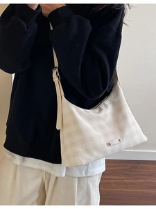 Sac hobo à carreaux beige à la mode avec bandoulière réglable et plaque en métal