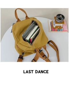 Detailansicht eines senfgelben Canvas-Rucksacks mit Platz für Tablet und Bücher