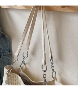 Détail du sac cabas en maille crème avec bandoulière en cuir et chaîne métallique