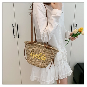 Détail du sac cabas en paille tissé main avec broderie Hello jaune et fines anses