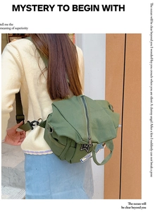 Detail des armee-grünen Canvas-Rucksacks mit verstellbaren Gurten und Stern-Aufnäher