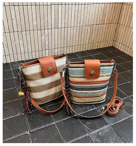 Vue détaillée des sacs seaux tressés avec rabat en similicuir et breloque clochette