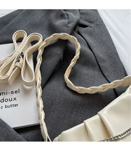 Détail du sac nuage crème avec poignée tressée et longue bandoulière réglable