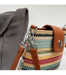 Détail du sac en paille tressée à rayures colorées avec rabat en cuir et boucle en argent