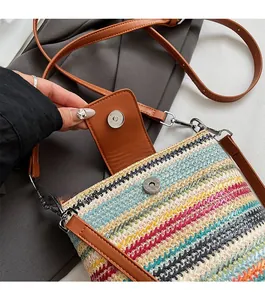 Détail du sac seau en paille tressée multicolore avec fermoir magnétique et rabat cuir