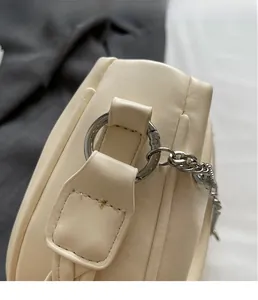 Détails de l'anneau en argent et matelassage sur le sac nuage en cuir beige