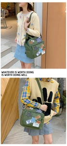 Detail der vintage armeegrünen Segeltuchtasche mit Retro-Patches und verstellbarem Gurt